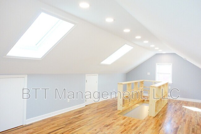 Building Photo - 907 Hudson Ave