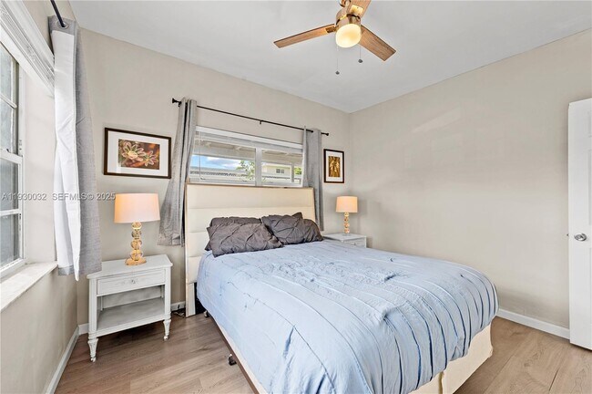 Building Photo - 1127 NE 5th Ave