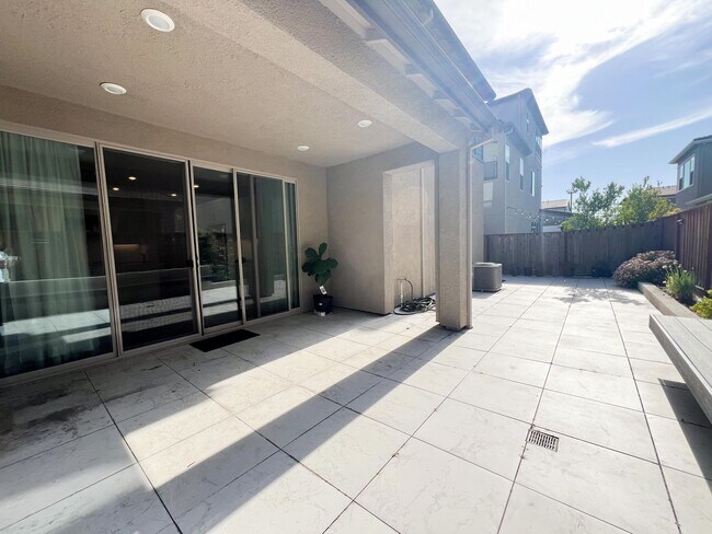 Building Photo - Newer Spacious 5 Bedroom Home Located in C...