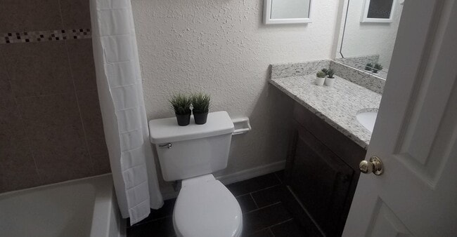 Building Photo - Beautiful Remodeled Winter Park 2/2 Condo for Rent in Front of Full Sail.