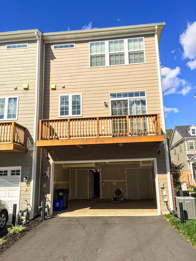 Building Photo - Beautiful 4 Bed 2/2 Bath End-Unit Brick To...