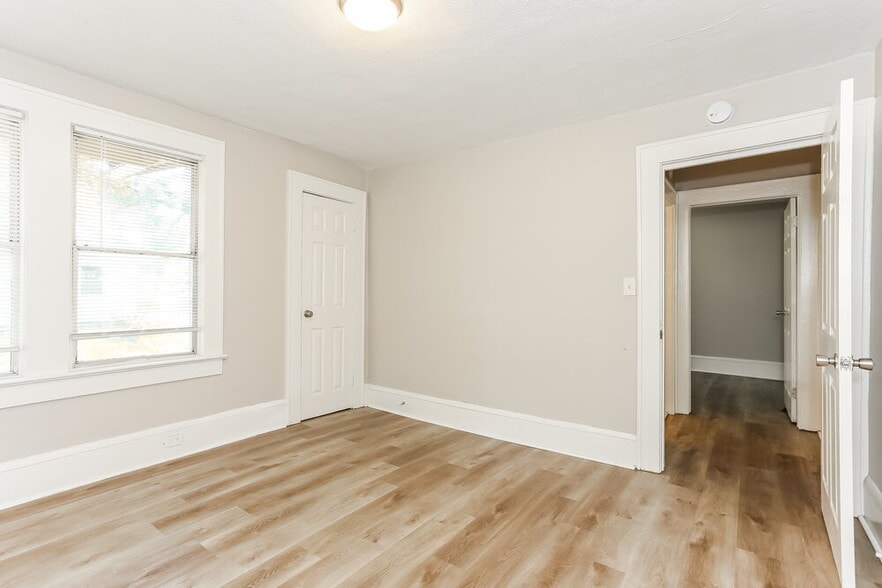 Building Photo - 3558 Dellwood Ave