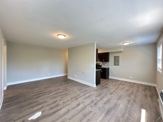 Building Photo - 533 W Surf St