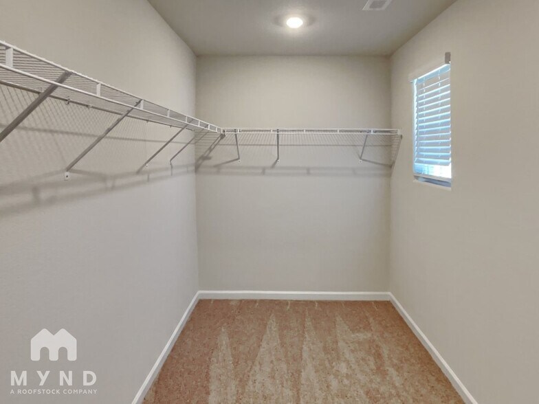 Building Photo - 250 Royal Mdw Dr