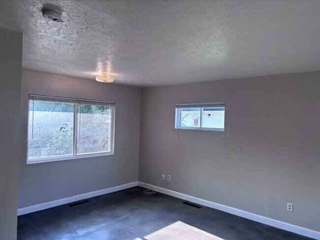 Building Photo - 2377 Hanna Dr