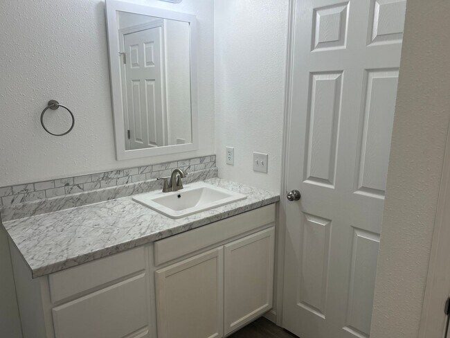 Building Photo - 3 Bedroom 1 bath