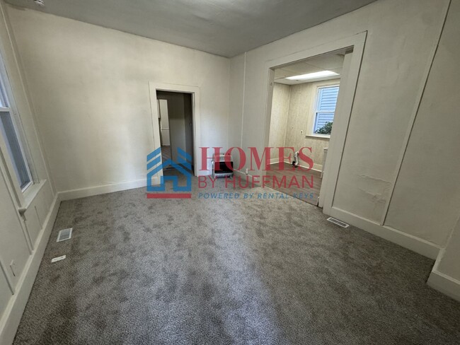 Building Photo - Three Bedroom House | Two Bath