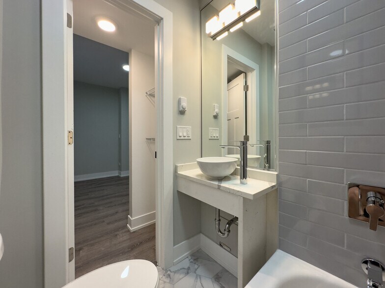 Building Photo - 515 W Belmont Ave