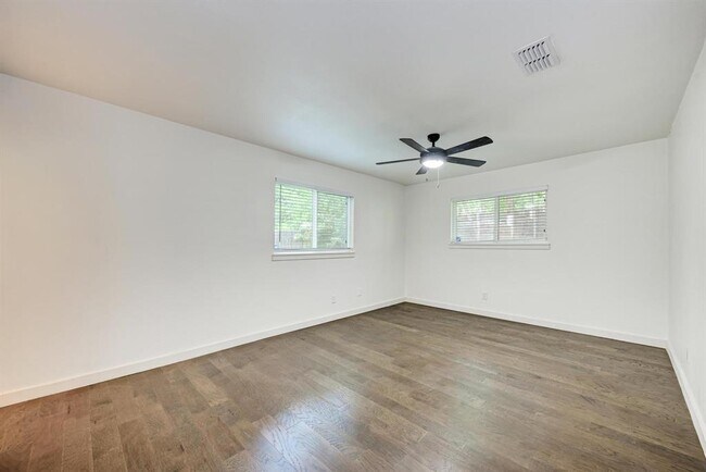 Building Photo - 6700 Kings Point