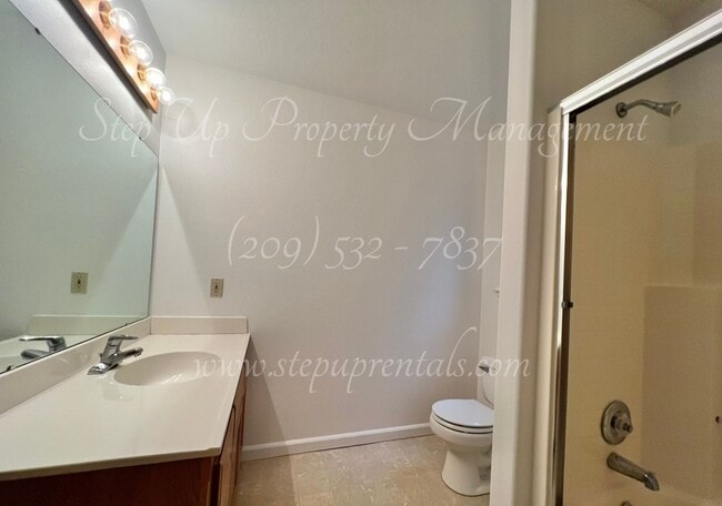 Building Photo - Cozy and Charming 3 Bedroom 2 Bathroom in ...