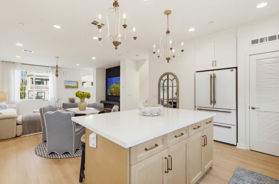 Building Photo - 2528 Delphinium Ln