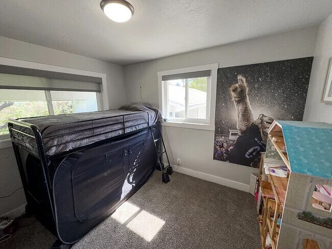 Building Photo - Beautifully updated 5 Bed / 2 Bath Home wi...