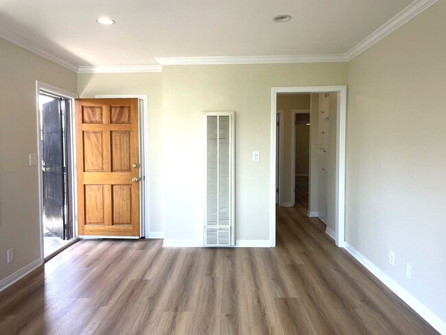 Building Photo - 437