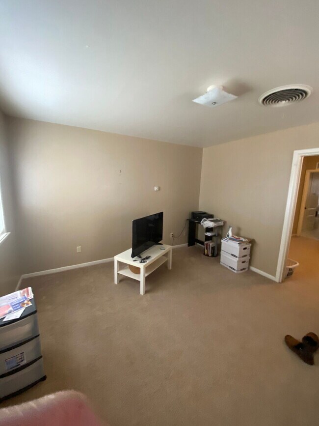 Building Photo - Preleasing for summer!