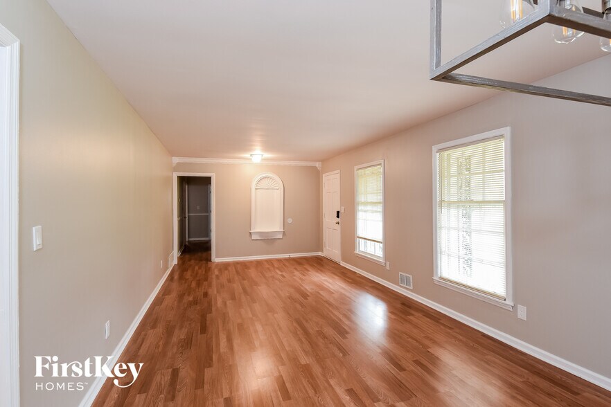 Building Photo - 1917 Annette Ln SW