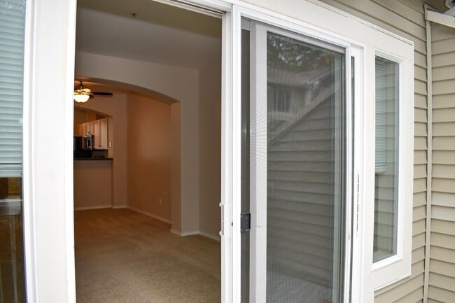 Building Photo - Gorgeous 2br/2.5ba Townhouse in Desirable ...