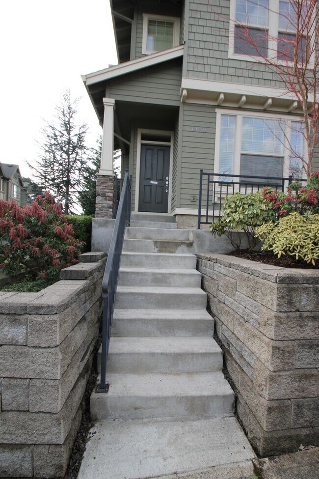 Building Photo - Progress Ridge end unit Townhome! Can't miss!