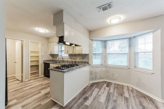 Building Photo - 700 Meadowglen Dr
