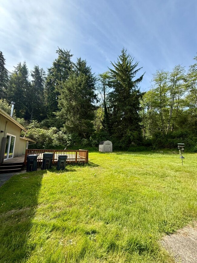 Building Photo - 3 bed 1 one bath house with yard