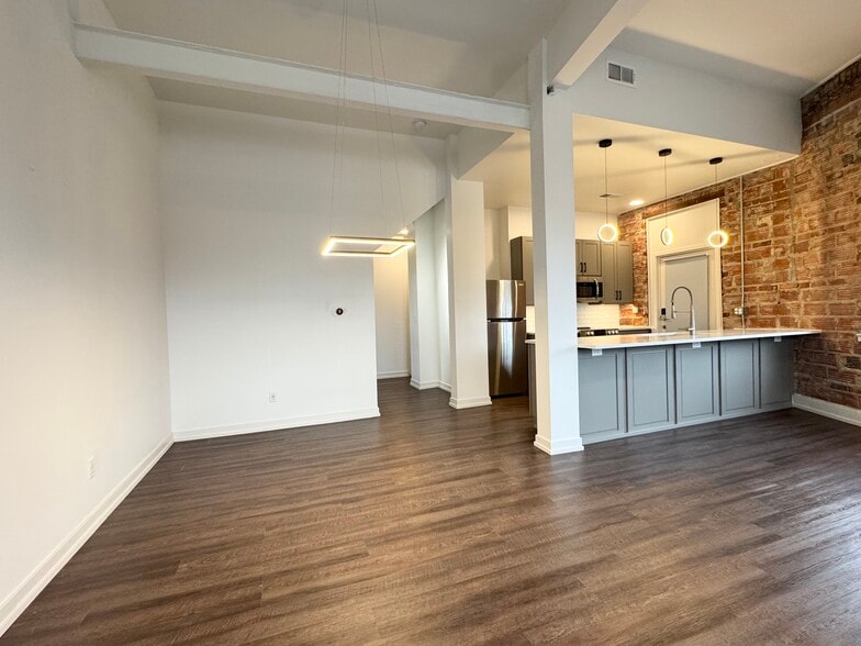 Building Photo - 1211 W 27th St