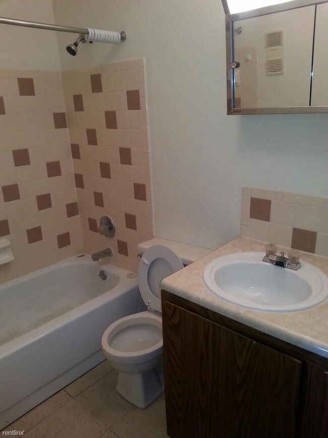 Building Photo - 1 br, 1 bath 4plex - 725 Moull St 715 d