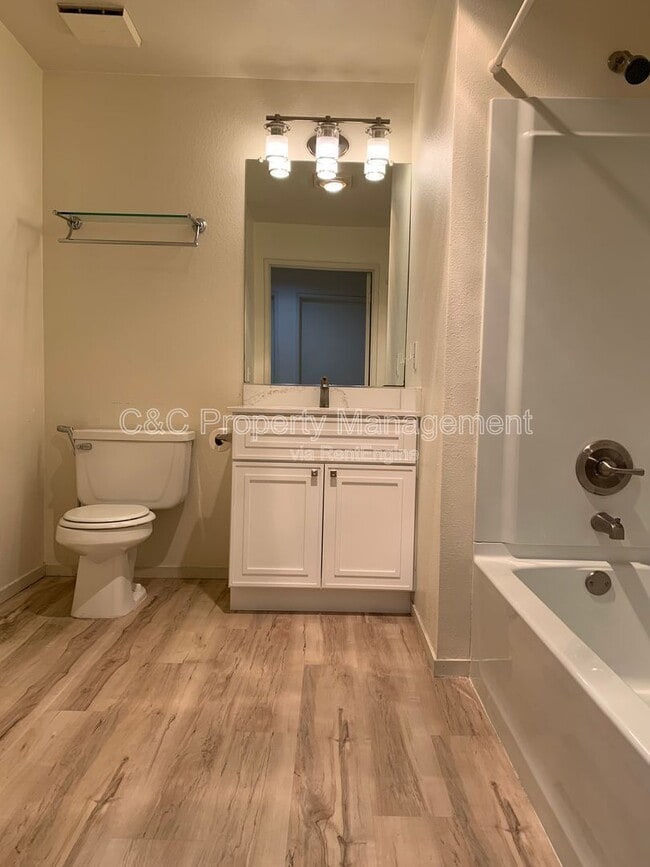 Building Photo - 622 Celebration Ct