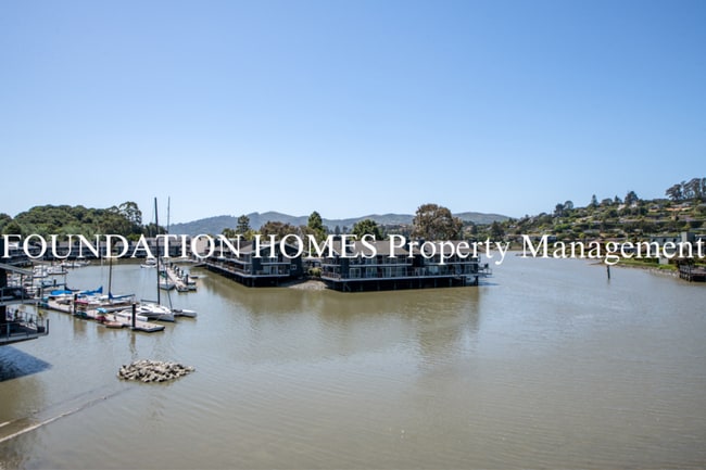 Building Photo - 6 Greenwood Cove Dr