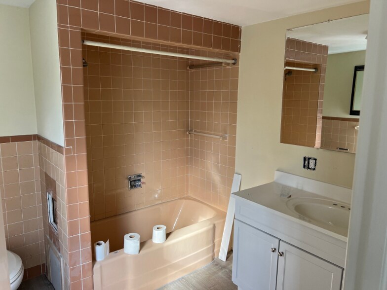 Building Photo - 200 Maple Rd