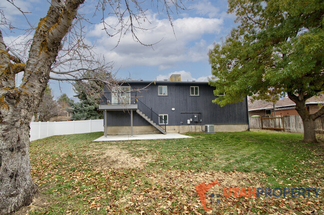 Building Photo - 9852 Pinehurst Dr