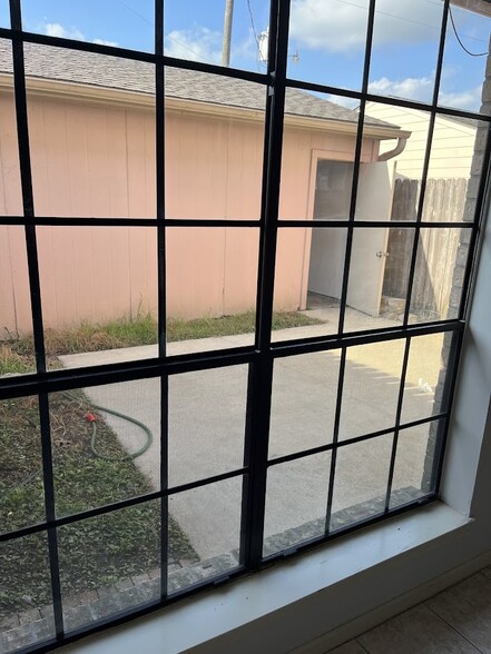 patio view from dining room - 1178 Green Meadow St