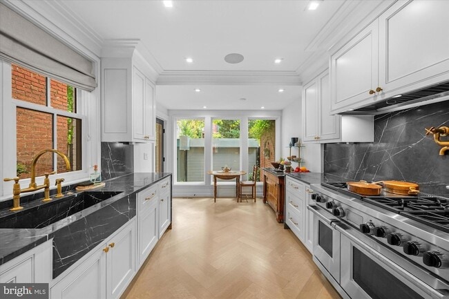 Building Photo - 1524 Swann St NW