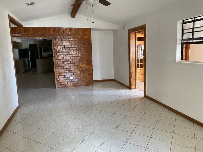 Building Photo - 613 E Expressway 83