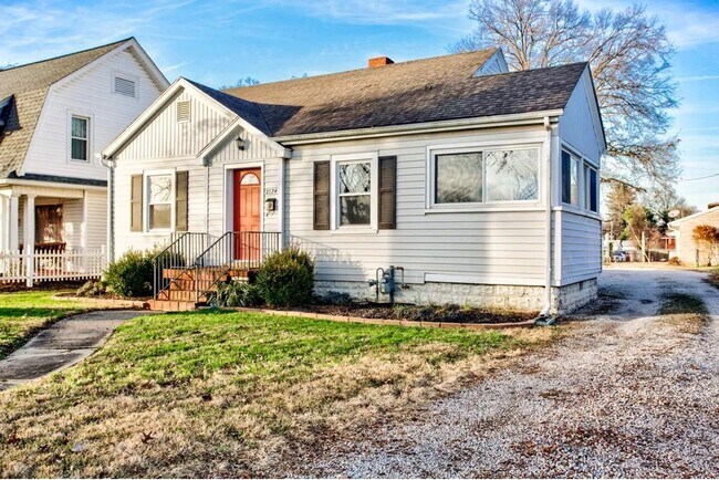 Building Photo - 2 Bedroom Full of Character