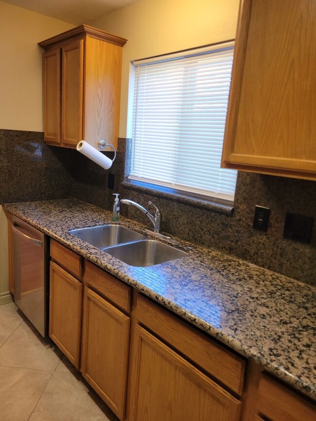 Building Photo - Updated House in NE Salem - Fenced Yard - Pet Friendly