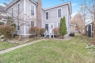 Building Photo - 416 Oak St- 4/5 Bedroom Duplex near WMU Ca...
