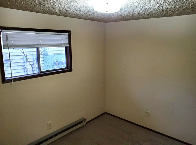 Building Photo - Cozy North Spokane 2BR with New Carpet & Prime Location