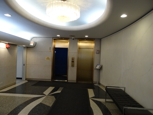 lobby - 21 W Goethe St