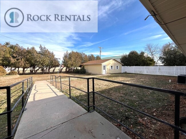 Building Photo - Beautifully Updated 4 Bed 2 Bath in South Hutchinson