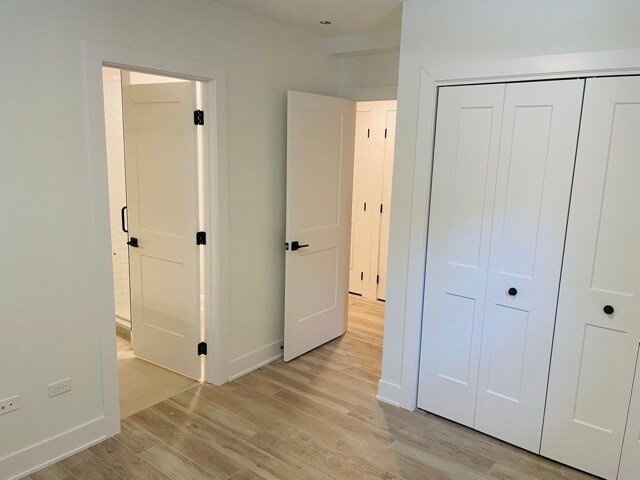 Building Photo - 843 W Wellington Ave