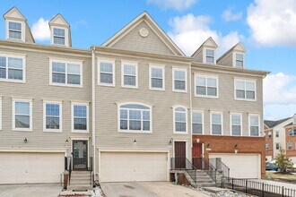 Building Photo - Charming town home located in a quiet, tree-lined community Field stone!