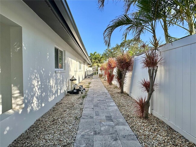 Building Photo - 320 Palm Island NE