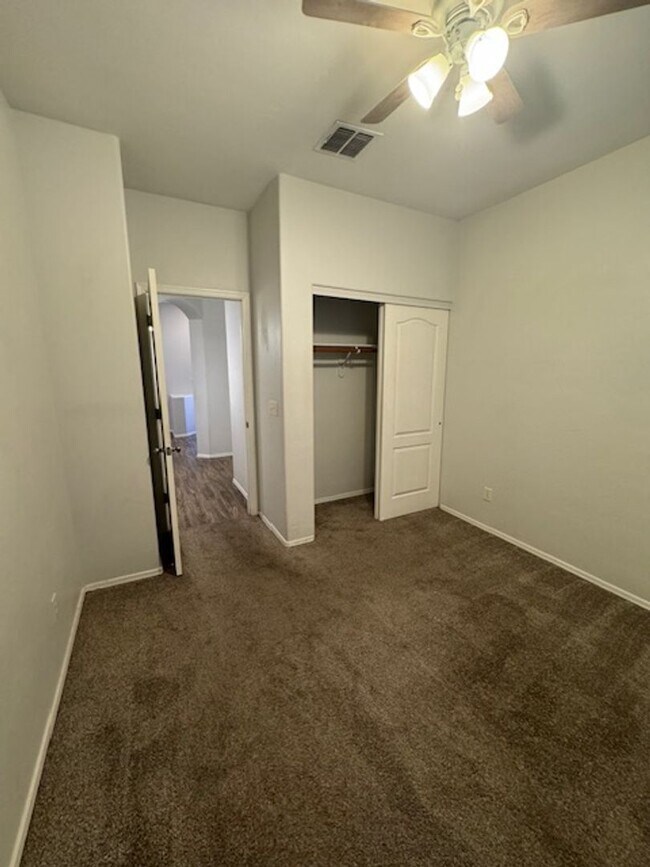 Building Photo - NW- 3 bedroom/ 2 bathroom with 2 car garage