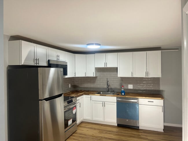 Building Photo - 64 Market St