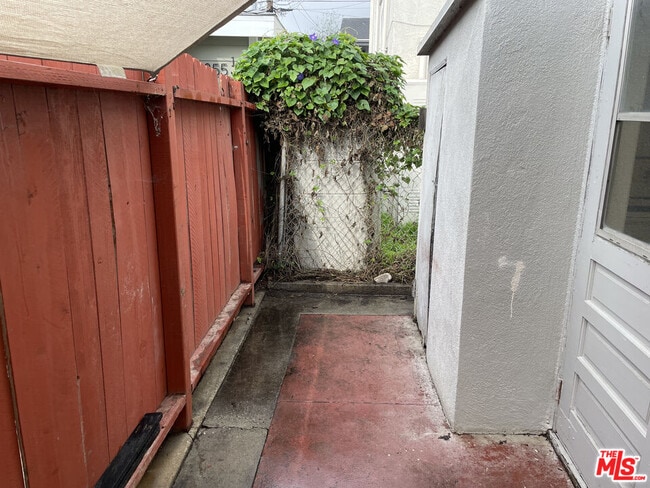 Building Photo - 351 Temple Ave