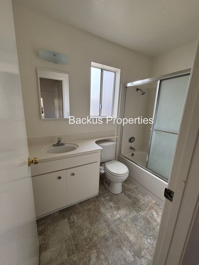 Building Photo - Spacious fenced yard - Three bedroom home ...