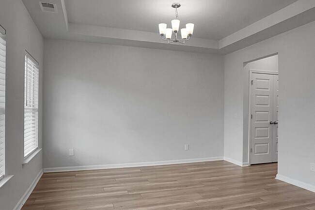 Building Photo - 5 Bedroom, 3.5 Bath, Beautiful Summerville Home, Master on Main