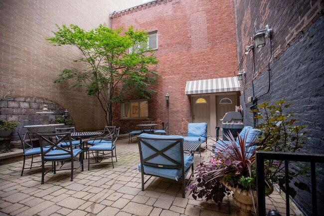 Building Photo - 816 N Dearborn St