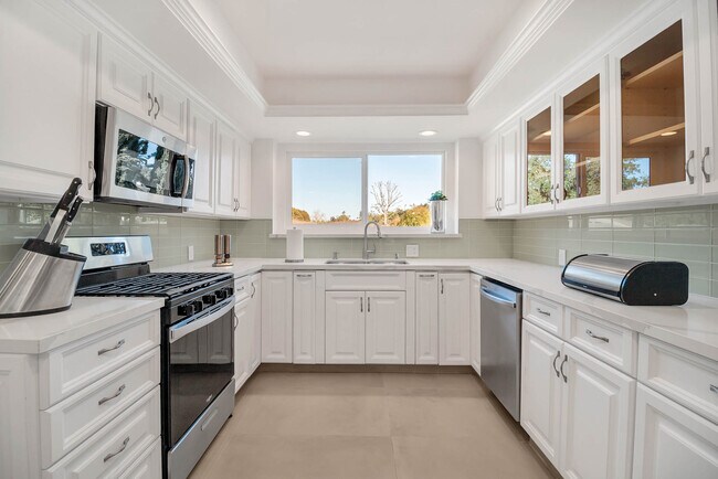 KITCHEN - 16047 Meadowcrest Rd