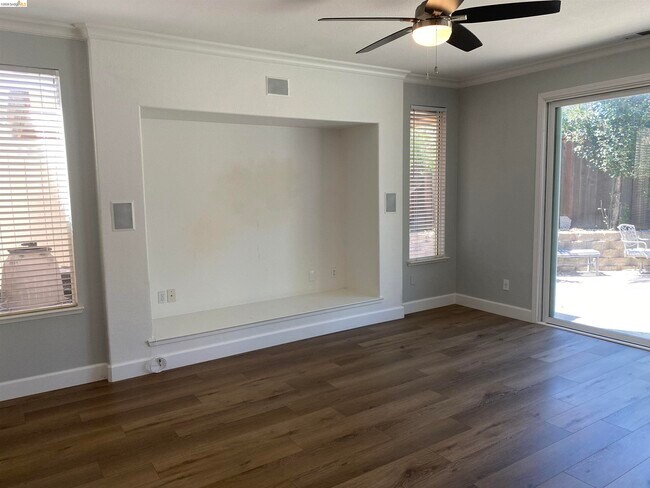 Building Photo - 1417 Solana Dr