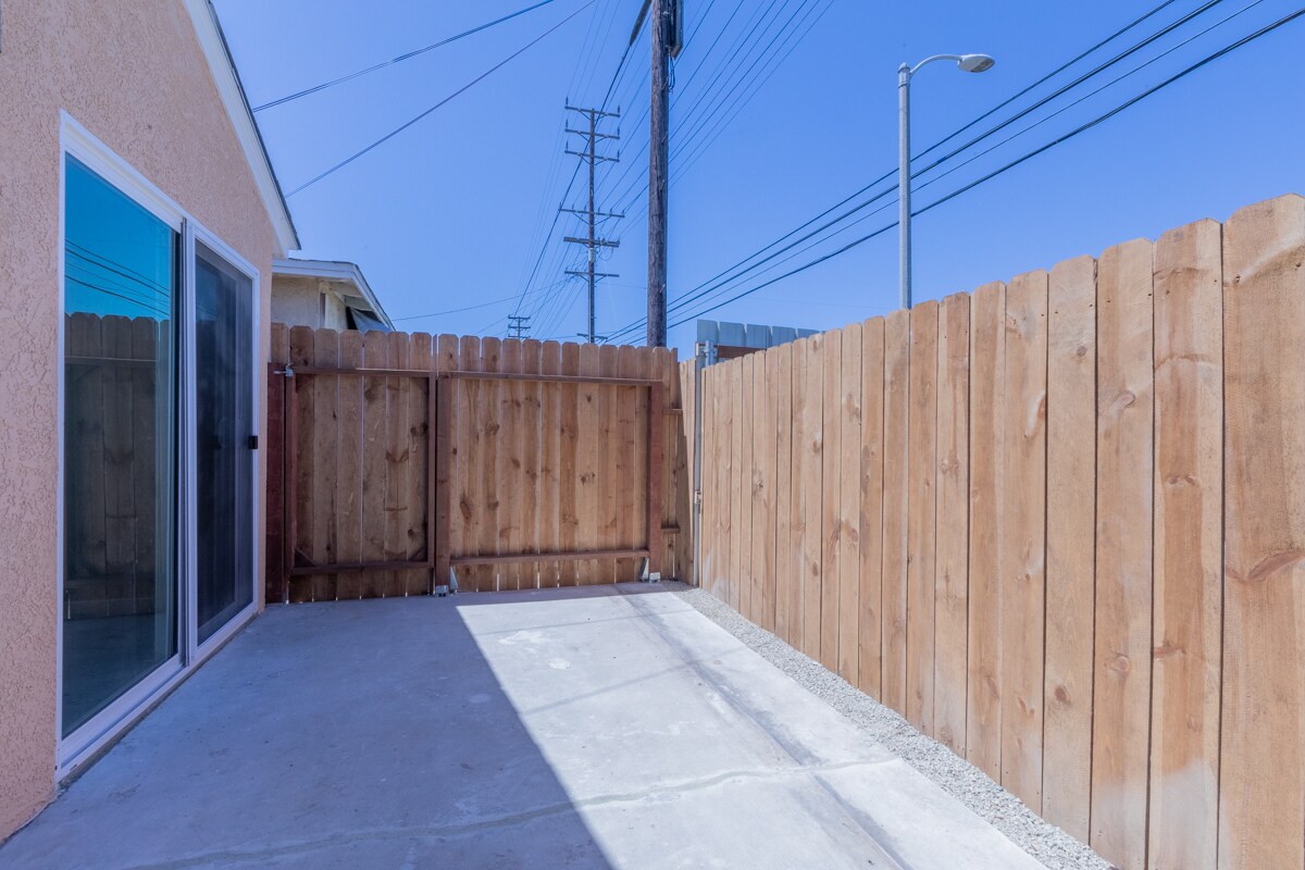 Building Photo - 8423 Barnsley Ave